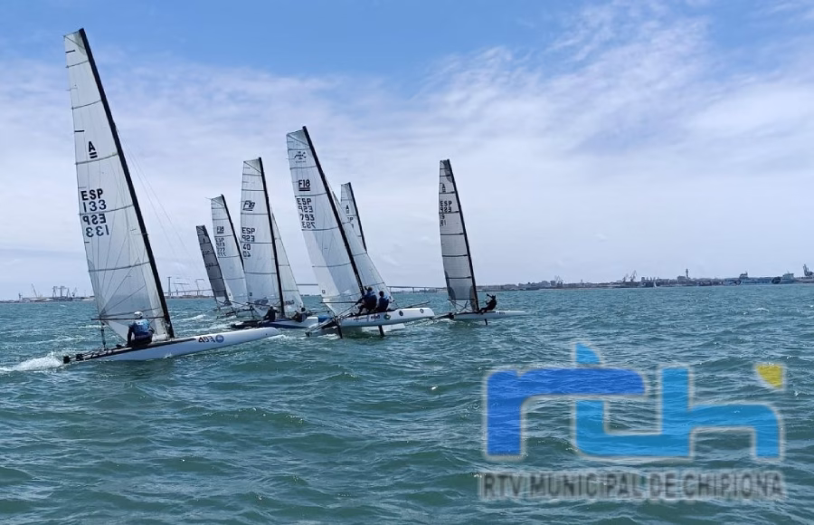 Buena participación de los regatistas del Club de Vela y Regatas de Chipiona en el Campeonato de Andalucía de Catamaranes del pasado fin de semana