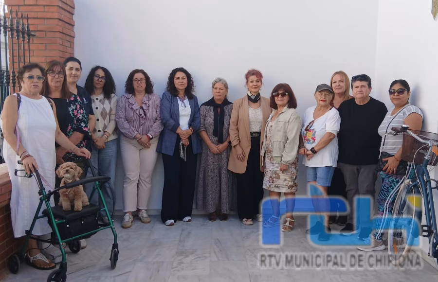 Chipiona recuerda con un minuto de silencio a las 41 mujeres fallecidas en lo que va de año a causa de la violencia de género