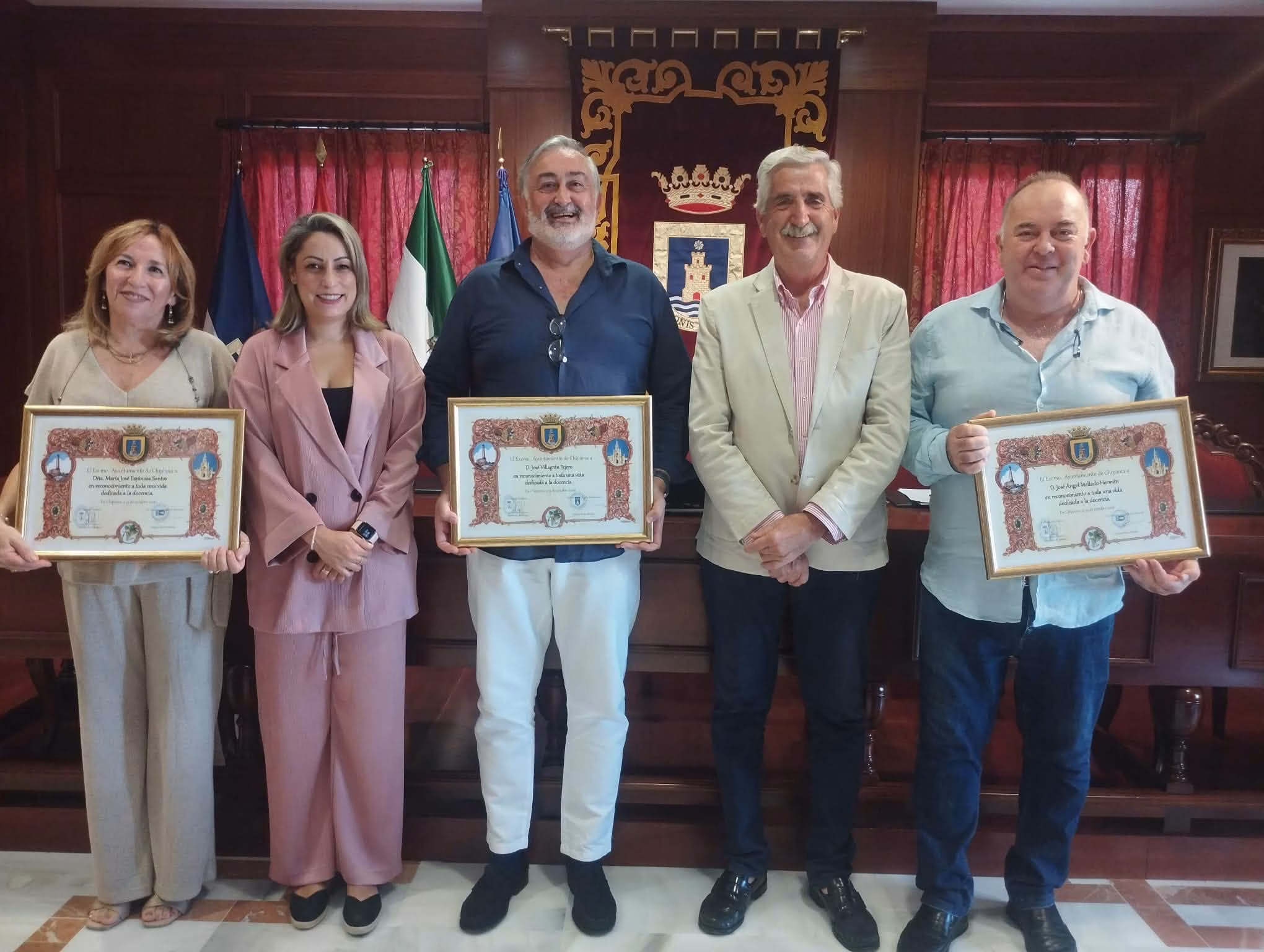 Tres docentes jubilados, José Villagrán, María José Espinosa y José Ángel Mellado homenajeados por la comunidad educativa chipionera