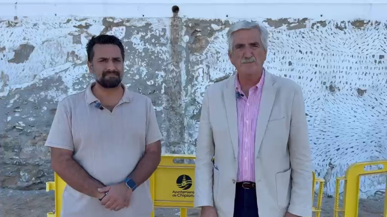 El Alcalde y el Delegado de Playas anuncian el inicio de las obras de revestimiento del muro costero de la playa de Cruz del Mar con piedra ostionera
